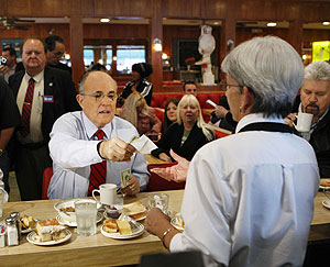 Rudolph Giuliani, ex alcalde de Nueva York, en un restaurante. (Foto: Gerald Herbert | AP)