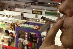 Un hombre fuma en el Saln del Cannabis, en Legans, Madrid. (Foto: Bernab Cordn | El Mundo)