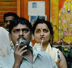 Un fumador en Mumbai. (Foto: AP | G. Singh)