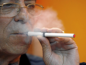 Luis Pastor fumando un cigarrillo electrónico. (Foto: Alberto Di Lolli)