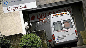 Una ambulancia llega a Urgencias de un hospital. (Foto: Marcos Vega)
