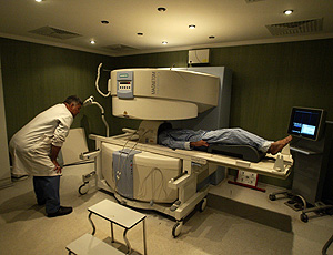 Un paciente se somete a una resonancia antes de ser operado (Foto: AFP | Ali Yussef)