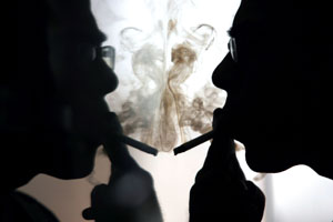 Una persona fumando en Ciudad de Mxico en una imagen de archivo. (Foto: Moiss Pablo | EFE)