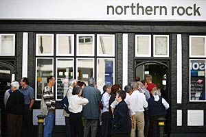 Clientes de la entidad britnica Northern Rock hacen cola para retirar sus fondos. (Foto: Ben Stansall | AFP)