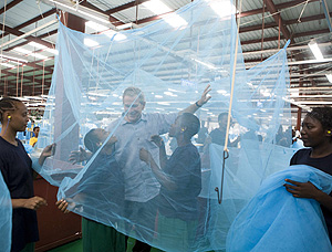 El presidente Bush visita una fbrica de mosquiteras en Tanzania (Foto: AFP | Mandel Ngan)