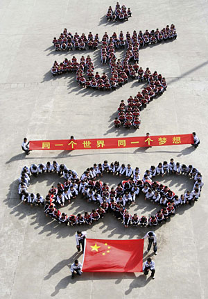 Estudiantes chinos forman los anillos olmpicos. (Foto: China Daily | Reuters)