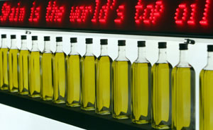 Botellas de aceite en Alimentaria 2008. (Foto: Andreu Dalmau | EFE)