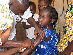 Una nia recibe una vacuna contra la meningitis en la capital del pas. (Foto: AFP)