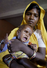 Sheela Adivasi, con su hijo Deepak. (Foto: Reuters)