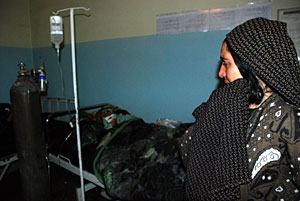 Una mujer se lamenta porque su hija se est muriendo tras dar a luz. (Foto: Mnica Bernab)