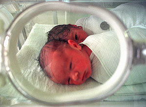 Imagen de dos bebés prematuros en el interior de una incubadora. (Foto: Reuters)