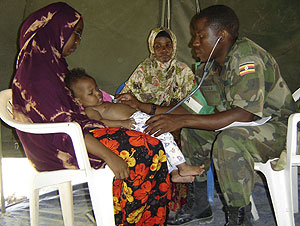 Un soldado atiende a un nio somal. (Reuters)