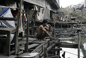 Un hombre en una barriada de chabolas cerca de Manila. (Foto: J. Javellana | REUTERS)