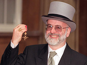 El escritor, tras recibir la orden del Imperio Birtnico, en 1998. (Foto: Michael Stephens | AP)