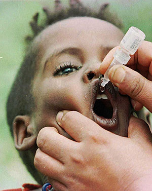 Un nio etiope recibe la vacuna de la polio. (AP)