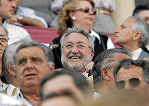 El ministro en el tendido de la Maestranza de Sevilla (Foto: Jess Morn)