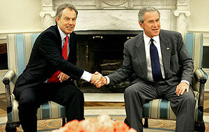 George W. Bush y Tony Blair en el Despacho Oval de la Casa Blanca. (AFP)