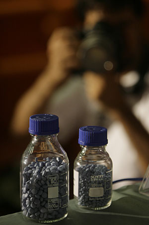 Dos frascos del antimalrico. (Foto: AP)