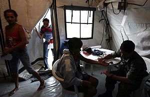 Varias personas son atendidas en el hospital de campaa de la Fuerza Area Brasilea. (EFE)