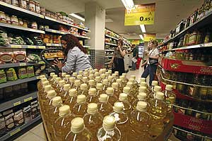 Algunos comercios ya han empezado a retirar las botellas de aceite de girasol. (Foto: Sergio Gonzlez)