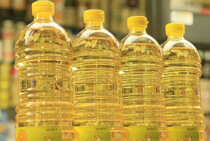 Varias botellas de aceite de girasol en un comercio madrileo. (Foto: Gustavo Cuevas | EFE)