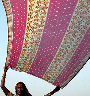 Una mujer extiende su sari (Foto: Reuters | Jitendra Prakash )