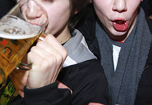 Dos jóvenes beben cerveza en Viena (Foto: AP | Thomas Unterberge)