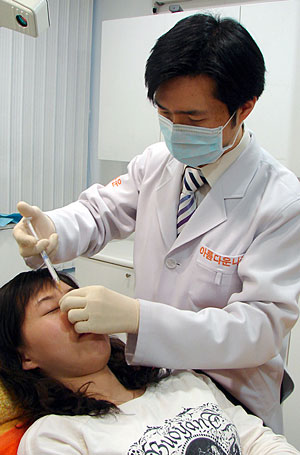 Un mdico inyecta a una paciente en una clnica de esttica en Corea del Sur. (Foto: AFP)