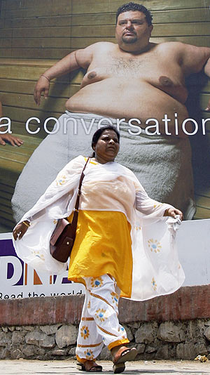 Una mujer pasea por Mumbai. (Foto: REUTERS)