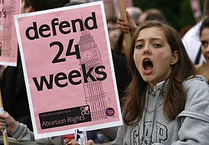 Una joven protesta contra la propuesta de rebajar los lmites del aborto. (Foto: REUTERS)