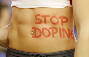 La atleta alemana Anna Battke protesta contra el dopaje. (Foto: Michael Probst | AP)