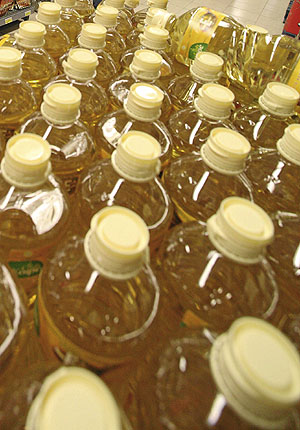 Detalle de la imagen de botellas de aceite de girasol en un supermercado. (Foto: Sergio Gonzlez)