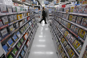 Un hombre pasea entre los estantes de videojuegos. (Reuters)