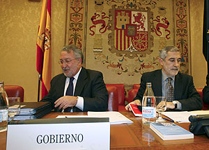 El ministro de Sanidad, Bernat Soria (izqda), durante su comparecencia ante la Comisin de Sanidad. (Foto: EFE)