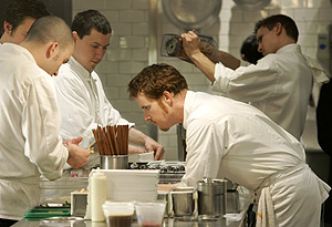 Grant Achatz, en la cocina de su restaurante. (Foto: EL MUNDO)