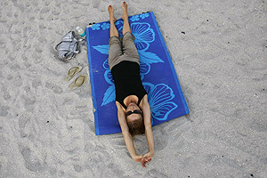 Una mujer se relaja en la playa. (Foto: AFP)