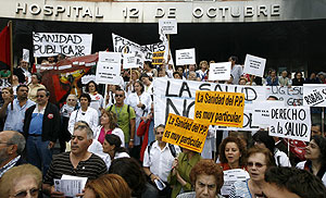 Manifestacin en defensa de la sanidad pblica en el Hospital 12 de Octubre de Madrid. (Foto: Alberto Di Lolli)