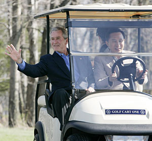 El presidente de Estados Unidos, George W. Bush, y el de Corea del Sur, Lee Myung-bak, en el Golf Cart One. (Foto: Larry Downing | Reuters)