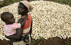 Una mujer con su hijo en Malawi. (Foto: REUTERS)