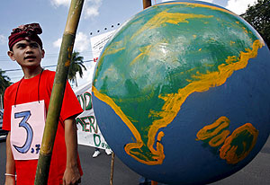 Un indonesio junto a un globo terrqueo. (Foto: EFE)