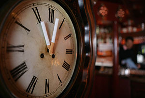 Unos cigarrillos sustituyen las agujas de un reloj. (Foto: Kai Pfaffenbach | Reuters)