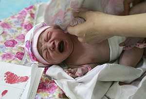 Recién nacido en una clínica de China. (Foto: AP)