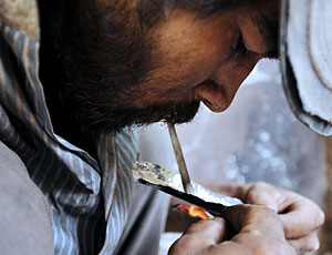 Un hombre fuma herona en Kabul, Afganistn. (Foto: Shah Marai | AFP)