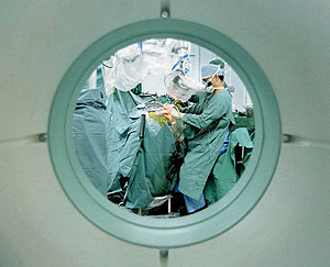 Cirujanos durante una operacin. (Foto: Reuters)