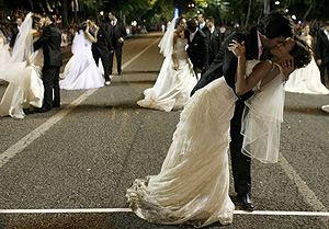 Varias parejas de novios se besan en Lisboa (Foto: Reuters)