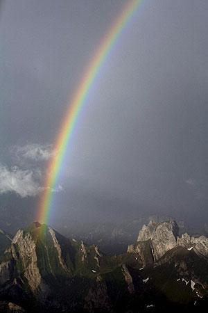 Un enorme arcoris aparece sobre la Montaa Saentis, Suiza. (Foto: Alssandro Della Bella | EFE)