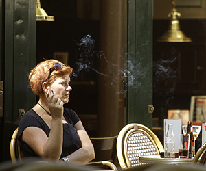 Una mujer fuma en una terraza (Foto: AP | Dusan Vranic)