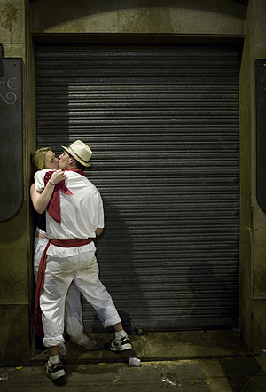 Una pareja se besa durante las fiestas de San Fermn. (Foto: AP)