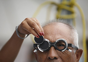 Examen oftalmolgico en la ciudad mejicana de Monterrey (Foto: Reuters | Tomas Bravo)