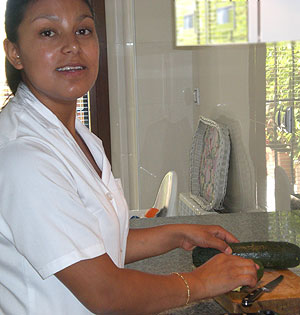 Diana Salinas, en pleno proceso de creacin de un plato. (Foto: J.B Salvadores)